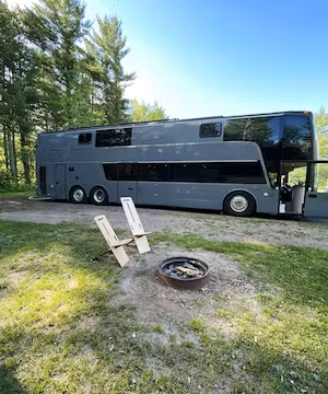 Adventurous family of 8 on a two-year US road trip in a converted double decker bus.