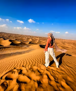 Karrah Kazravan: Globe-Trotting Queen of Effortless Exploration