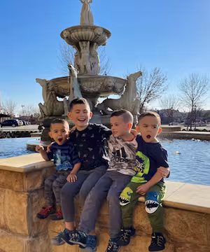 Adventurous family of 8 on a two-year US road trip in a converted double decker bus.
