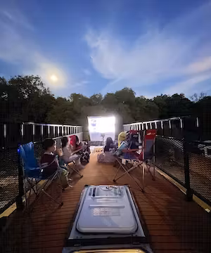 Adventurous family of 8 on a two-year US road trip in a converted double decker bus.