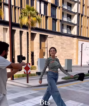 Poses and photo tips from @valbifashion