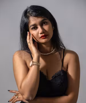 Shivna Saxena: Style Maven & Dance Diva of Instagram!