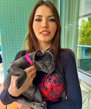 Creative Instagram post by @claudiaalende. 8 million followers