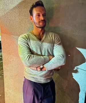 A serious news eye occasionally indulging in life's frivolities.