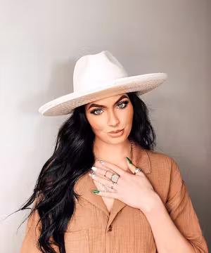 Kenzie Carter is an inspiring influencer with a passion for creativity and positivity!