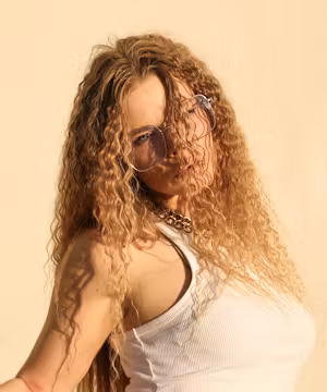 Esther! Hey! more about me ↴