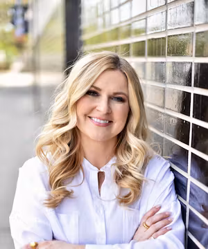 Welcome to the magical world of Lindsay Leigh! Unlock your potential and experience transformation through hypnosis and quantum healing.