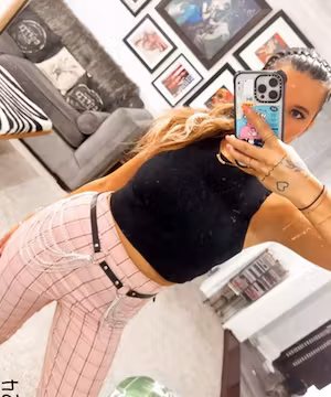 Hi it’s me! An unapologetic animal loving, gal who wears a lot of black & always carries lip balm. 