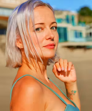 Anna Vawser: Exploring the World with Joy!