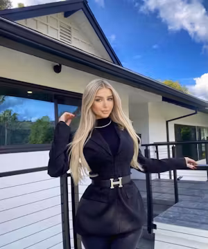 Caroline: Armenia's Vibrant Real Estate Influencer