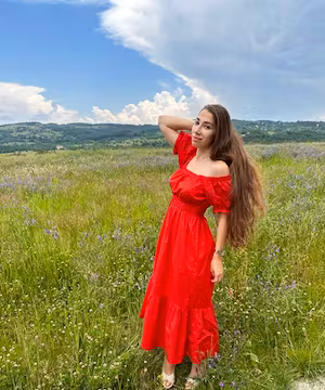 Meet Regina del Sole: Globe-Trotting Tarologist & Italian Tutor