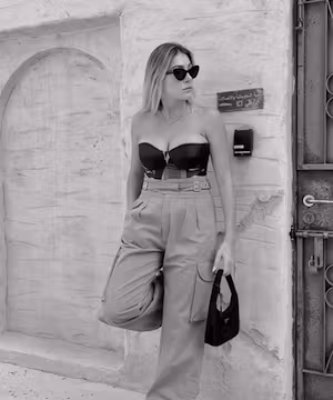 Poses and photo tips from @valbifashion