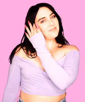 Introducing Courtney Noe, the powerhouse of creativity! 🎤🧵🎭