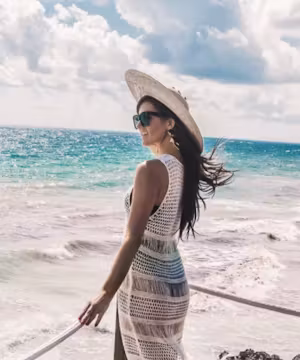 Ellen Flowers: Blooming Adventures & Style