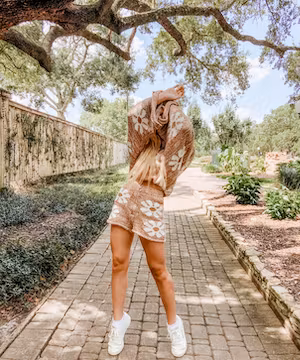 Beauty and neutral fashion lover