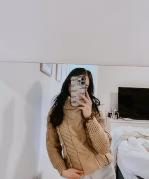 Sofia Lights Up Instagram with Fresh, Cozy Styles!