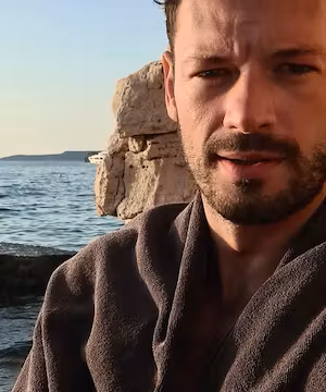 A serious news eye occasionally indulging in life's frivolities.