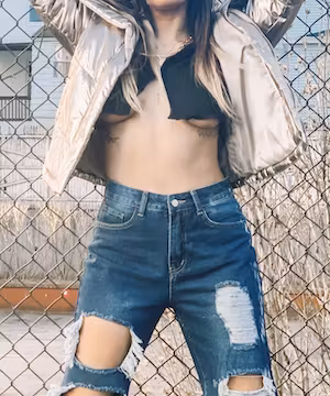 Hi it’s me! An unapologetic animal loving, gal who wears a lot of black & always carries lip balm. 