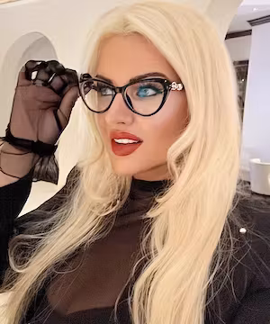 Meet Julia: Spreading Love and Light on Instagram!
