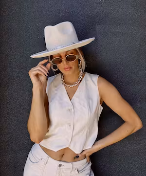 Meet Lindsey Simon, the inspiring Nashville influencer who's brightening up your feed with tall girl fashion and positivity