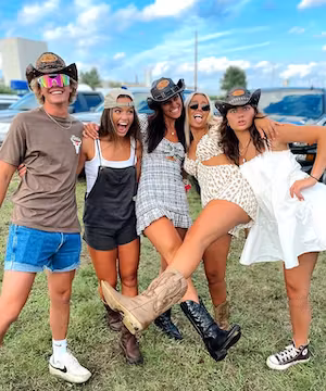 High quality social media ad from @maggiejmulligan on Instagram or @magspoops on TikTok.