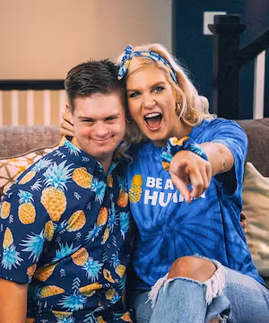 Lindsey Simon lights up the screen with her bold fashion and uplifting content!