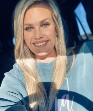 Hailey Cooner: Hard working influencer mama!