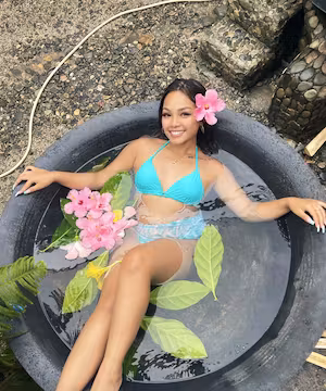 Unique Instagram post from New Yorker @iamcheska_