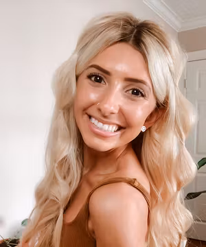 Beauty and neutral fashion lover