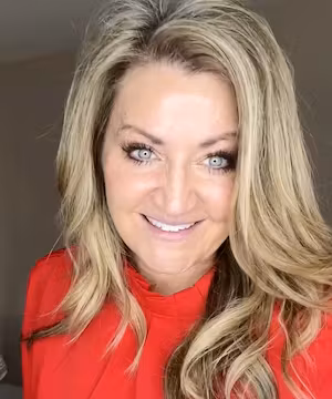 "Old Lady Influencer" Midsize & Midlife Mom to Six Gen Z's 