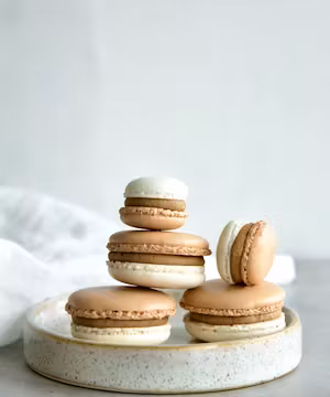 Charming Laura: Pinterest Influencer with a Creative Flair